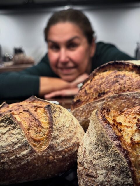 🇧🇷/🇬🇧 Nothing inspires me more than sharing knowledge and encouraging others to bake their own bread.With just three simple ingredients, you can create something truly special. 🌾The other ingredients are patience, care, and curiosity. That’s how you turn simplicity into magic.It’s possible and rewarding. And it all begins with just flour, water, and salt. 💛🇧🇷Nada me inspira mais do que compartilhar conhecimento e incentivar outras pessoas a fazerem seu próprio pão.Com apenas três ingredientes simples, é possível criar algo realmente especial. 🌾Os outros ingredientes são paciência, cuidado e curiosidade. É  assim que a simplicidade se transforma em magia. É possível e gratificante. E tudo começa com apenas farinha, água e sal. 💛🔥 Workshop | Baila Bakes Leer nu hoe je heerlijk desembrood kunt bakken! 👉 Klik op de link in bio ➡️ @baila.bakes🇧🇷 Mora na Holanda? Participe de um workshop comigo e aprenda a fazer seu próprio pão de fermentação natural. Ou junte-se aos meus alunos do curso online 100% Sourdough.✅ Mais de 30 vídeo-aulas em alta resolução + e-books para baixar✅ Super pacote de bônus ✅ 14 dias de garantia incondicional ✅ Comunidade exclusiva no Facebook📘 Baixe GRÁTIS seu Diário do Pão no link da bio.🇬🇧Workshops are usually in Dutch and Portuguese. Interested in a workshop in English? Send me a DM.