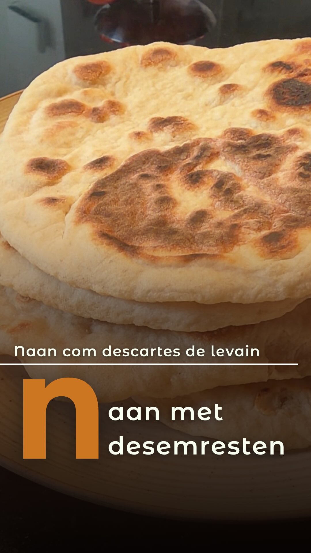🇧🇷⬇️ / 🇳🇱 Naan met desemresten. Zacht, luchtig en vol smaak 🫓
De truc? Een goed hete koekenpan zonder olie. Dáár ontstaan de karakteristieke blaren.

🇳🇱 Recept (6 stuks)
350g tarwebloem
7g zout
8g fijne suiker
3g instant gist
200g desemresten (100% hydratatie)
50g lauwwarme melk
55g ei (~1 ei)
100g volle yoghurt
25g plantaardige olie

Bereiding:
1️⃣ Meng droge ingrediënten (bloem, zout, suiker, gist) in een kom
2️⃣ Meng natte ingrediënten apart (desemresten, melk, ei, yoghurt, olie)
3️⃣ Voeg nat bij droog en meng tot een homogeen deeg
4️⃣ Kneed 8 min met de hand of met een standmixer met een deeghaak
5️⃣ Laat rijzen tot verdubbeld in volume (±2uur)
6️⃣ Verdeel in 6 stukken, laat 10 min rusten, rol uit op 3–4mm
7️⃣ Bak 2 min per kant in een goed hete droge pan
8️⃣ Bestrijk met gesmolten boter en serveer direct. Of laat afkoelen en vries in ❄️

Heb jij al eens naan gemaakt met desemresten? Laat het me weten! 

🇧🇷 Pão indiano (Naan) com descarte de fermento natural. Macio, aerado e cheio de sabor 🫓
O segredo? Uma frigideira bem quente e sem óleo. É aí que aparecem as bolhas características.

🇧🇷 Receita (6 unidades)
350g de farinha de trigo
7g de sal
8g de açúcar refinado
3g de fermento biológico instantâneo
200g de descarte de levain (100% hidratação)
50g de leite morno
55g de ovo (~1 unidade)
100g de iogurte natural integral
25g de óleo vegetal

Modo de fazer:
1️⃣ Misture os secos (farinha, sal, açúcar, fermento) numa tigela
2️⃣ Misture os líquidos à parte (descarte, leite, ovo, iogurte, óleo)
3️⃣ Una tudo e misture até formar uma massa homogênea
4️⃣ Sove 8 min à mão ou na batedeira com gancho
5️⃣ Deixe fermentar até dobrar (~2horas)
6️⃣ Divida em 6 porções, descanse 10 min, abra a 3–4mm
7️⃣ Asse 2min  de cada lado em frigideira bem quente sem óleo
8️⃣ Pincele manteiga e sirva quente — ou esfrie e congele sem manteiga ❄️

Você já fez naan com descarte? Me conta! 
#bailabakes #fermentaçãonatural #paocaseiro #levain #sourdoughlovers