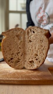 🇧🇷⬇️/ 🇬🇧A good sourdough loaf doesn’t happen by chance.
 That crispy crust, the open crumb… everything you see here is the result of trusting the process.
So how do you master the process?
 With reliable knowledge, determination, and a willingness to learn.
Some tips:
 ✴️repeat the same recipe until you understand every step
 ✴️get to know your starter’s behavior
 ✴️observe how your dough responds to your kitchen conditions 
 ✴️understand your oven
 ✴️don’t rush to increase hydration
 ✴️take notes. Every bake teaches you something
Mastering the process is what turns trial into confidence.
 And each bake brings something new.
🇧🇷Um bom pão de fermentação natural  não acontece por acaso.
 Essa crosta crocante, o miolo… tudo o que você vê aqui é resultado de confiança no processo.
Como dominar o processo?
 Com informações confiáveis, determinação e vontade de aprender.
Algumas dicas:
 ✴️repita a mesma receita até entender todas as etapas
 ✴️conheça o comportamento do fermento
 ✴️entenda as condições e os tempos da massa na sua cozinha
 ✴️conheça seu forno
 ✴️não tenha pressa de aumentar a hidratação
 ✴️faça anotações — cada fornada traz aprendizados
#bailabakes #fermentaçãonatural #pãodefermentaçãonatural #paocaseiro #sourdough #sourdoughbread #paoartesanal #homemadebread