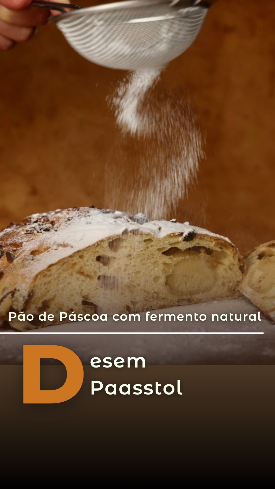 🇧🇷⬇️/ 🇳🇱 Feeststol met een desem twist. 
Als ik aan Pasen in Brazilië denk, denk ik aan Panettone. Hier in Nederland denk ik aan Feeststol. Dit feestelijke brood zit boordevol heerlijke vullingen zoals rozijnen, sinaasappelrasp, walnoten en een royale laag zelfgemaakte amandelspijs. 
Ik gebruikte een zoete stijve starter om het deeg kracht en stabiliteit te geven. Essentieel om alle vullingen te ondersteunen en toch een luchtige, zachte textuur te behouden. Ik koos ook voor sterke 00-bloem voor een zachte kruim zonder de structuur van het brood te compromitteren.
🇧🇷 Feeststol com um toque de fermentação natural! 

Esse pão é super popular na Páscoa aqui na Holanda e é recheado com ingredientes deliciosos, como uvas-passas, raspas de laranja, nozes e uma generosa camada de amandelspijs (pasta de amêndoas) caseira. 

Usei um levain rígido para dar força e estabilidade à massa, essencial para suportar todos os recheios e manter uma textura leve e macia. Além disso, escolhi uma farinha forte tipo 00 para garantir uma textura macia sem comprometer a estrutura do pão.
Zoete Stijve Starter / Levain Rígido Doce 
🔸 Starter/Isca: 40g 
🔸 Bloem 00 / Farinha 00: 80g 
🔸 Suiker / Açúcar: 2g 
🔸 Melk / Leite: 32g
Deeg / Massa 
🔸 Stijve Starter / Levain: 160g 
🔸 Bloem 00 / Farinha 00: 400g 
🔸 Melk / Leite: 249g 
🔸 Suiker / Açúcar: 65g 
🔸 Eidooiers / Gemas: 34g 
🔸 Boter / Manteiga: 65g 
🔸 Vanille / Baunilha: 5g 
🔸 Zout / Sal: 8g 
🔸 Rozijnen / Passas: 175g 
🔸 Sinaasappelrasp / Raspa de laranja: 85g 
🔸 Walnoten / Nozes: 90g 
🔸 Amandelspijs / Pasta de Amêndoas: 300g

#bailabakes #desembrood #desemstol #desemstollen #paocaseiro