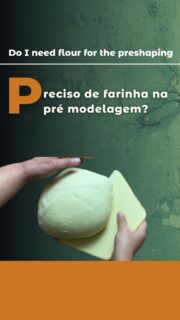 🇧🇷 ⬇️/🇬🇧Pre-shaping: the step some people skip, but it makes a diffence
 It’s not just about shaping — it’s about organising the dough, letting it rest, and even giving you a second chance if fermentation wasn’t quite there yet.
But do I need flour? Well, of you’re a beginner, it can help but later you will see that a proper fermented dough sticks less and a dough scrapper or a little splash of water will be enough to preshape your dough.
🇧🇷Pré-modelagem: o passo que muita gente pula, mas que a sua massa realmente precisa.
Não é só sobre modelar — é sobre organizar a massa, deixar descansar e até ganhar uma segunda chance se a fermentação ainda não estava no ponto.
Mas será que preciso de farinha? Bom, no início talvez. Depois, você vai ver que uma massa bem fermentada gruda bem menos e que sua espátula e talvez umas borrifadas de água serão o suficiente. 
🔥Workshop: Baila Bakes Leer nu hoe je heerlijk desembrood kunt bakken!
👉 Klik op de link in BIO ➡️ @baila.bakes
Mora na Holanda? Faça um workshop comigo. Clique no link da Bio
Clique no link da BIO e junte-se ao meus alunos do curso on-line 100% Sourdough
	✅Mais de 30 vídeo-aulas em alta-resolução e ebooks para baixar
	✅Super Pacote de bônus
	✅14 dias de garantiaincondicional
	✅Comunidade exclusiva no Facebook
	
Baixe GRÁTIS seu Diário do Pão no link da Bio.
#bailabakes #sourdough #fermentacaonatural #pãodefermentaçãonatural #sourdoughtips #breadlovers #bakinginspiration #bakersofinstagram #artisanbread #fermentation #homemadebread #bakingathome #fermentonatural #bakefromscratch #homemadegoodness #bakinglove #breadmaking #breadrecipe #breadpassion #chocolateaddict #cocoa #desembrood #breadstagram #sourdoughclub #sourdoughbaking #zuurdesembrood #handmadebread