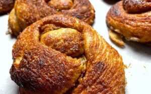 pão doce holandês - Zeeuwse Bolus Baila Bakes
