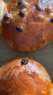 🇧🇷⬇️ / 🇬🇧 A Dutch classic in sourdough style: krentenbollen with sourdough discard.
 Soft rolls, lightly enriched and packed with raisins. The discard adds a boost of flavour. If your raisins are very dry, hydrate them briefly in warm water, but let them drain very well before adding.
🇧🇷O clássico holandês em versão artesanal: krentenbol com descarte de levain.
 Macios, levemente adocicados e cheios de passas. Se as passas estiverem muito secas, hidrate rapidamente em água morna, mas deixe escorrer muito bem antes de usar.
🇧🇷/🇬🇧 Ingredientes / Ingredients
✴️ 500 g farinha de trigo forte / strong bread flour
✴️ 310 g leite integral / whole milk
✴️100 g descarte de levain / sourdough discard
✴️ 7 g fermento biológico seco / instant yeast
✴️ 8 g sal / salt
✴️85 g açúcar ou mel / sugar or honey
✴️75 g manteiga / butter
✴️130 g ovos (1 ovo + 2 gemas) / eggs (1 whole + 2 yolks)
✴️400 g passas / raisins
✴️1 g canela / cinnamon
 ✴️¼ tsp baunilha / vanilla
 ✴️14 g pasta de laranja ou raspas de 2 limões ou limas / orange paste or zest of 2 lemons or limes
🇧🇷/🇬🇧 Processo / Process
Misturar descartes deevain, farinha e leite / Mix discard, flour and milk
 Adicionar o restante dos ingredientes (exceto passas) / Add remaining ingredients (except raisins)
 Desenvolver a rede de glúten / Develop gluten
 Incorporar as passas / Add raisins
 Fermentar até dobrar de volume / Bulk ferment until doubled
 Modelagem / Shape
 Fermentação final / Proof
 Pincelar com ovo batido / Egg wash
 Assar em forno 190 °C por 20–25 minutos / Bake at 190 °C for 20–25 min
#bailabakes #fermentaçãonatural #zuurdesemkrentenbollen #krentenbollen #paocaseiro #nederlandsbrood #zuurdesem #sourdough