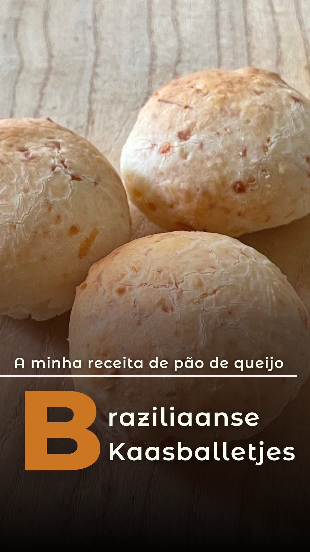 🇳🇱/ 🇧🇷Vandaag deel ik mijn recept voor pão de queijo (Braziliaanse kaasballetjes).
 Makkelijk, glutenvrij en vol smaak.
Ingrediënten
 500 g tapiocameel
 300 g geraspte kaas
 300 g volle melk
 50 g boter
 45 g olie
 12 g zout
 2 eieren

Bereiding
 🟠 Breng melk, olie en boter aan de kook. Voeg zout toe.
 🟠 Giet over het tapiocameel en meng. Laat iets afkoelen.
 🟠 Voeg eieren en kaas toe en meng goed (met de hand, lepel of mixer).
 🟠 Vorm kleine balletjes.
 🟠 Bak 20 min op 200°C tot goudbruin (niet te donker).

Tips
 🟠 Vries in en bak direct uit de vriezer.
 🟠 Meng zoet + zuur tapiocameel voor extra textuur.
 🟠 Snufje nootmuskaat & witte peper in de melk.
 🟠 Mix Jong + Oud kaas voor meer smaak.

🇧🇷Minha versão de pão de queijo.
Ingredientes
 500 g de polvilho
 300 g de queijo
 300 g de leite
 50 g de manteiga
 45 g de óleo
 12 g de sal
 2 ovos
Preparo
 🟠 Ferva leite, óleo e manteiga. Acrescente o sal.
 🟠 Misture ao polvilho e deixe esfriar um pouco.
 🟠 Junte ovos e queijo e misture bem (mãos, colher ou batedeira).
 🟠 Modele bolinhas.
 🟠 Asse 20 min a 200°C até dourar.
Dicas
 🟠 Congele e asse direto do freezer.
 🟠 Misture polvilho doce + azedo.
 🟠 Noz-moscada e pimenta branca dão um toque especial.
 🟠 Uso queijo Jong + Oud para mais profundidade.
Se fizer, me conta. 
#bailabakes #pãodequeijo #paocaseiro #paoartesanal