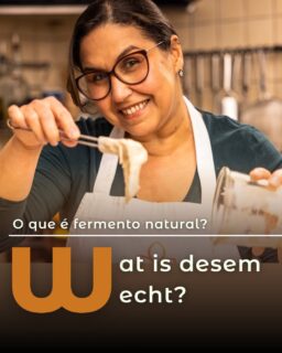 🇧🇷⬇️ / 🇳🇱 Desem maken lijkt ingewikkeld… maar het begint heel simpel.
Meng bloem en water.
Laat het rusten op een warme plek.
Voed het elke dag.

Na een paar dagen gebeurt er iets bijzonders:
je starter komt tot leven.

Dat komt doordat wilde gisten en bacteriën uit de omgeving zich ontwikkelen. Het is een levend proces en elke desem is anders.

✅Maar: een goede starter ontstaat niet alleen door “gewoon proberen”. Kennis en een duidelijke methode maken het verschil.

Als je begrijpt wat er gebeurt, wordt het proces veel makkelijker en leuker.

▶️ In mijn workshops krijg je ook een sample van mijn eigen starter “GOSHI” mee, zodat je meteen een sterke basis hebt.

Sla dit op voor als je zelf wilt beginnen
En laat me weten: heb jij al eens een starter gemaakt?
🇧🇷 Fermento natural parece complicado… mas começa de forma simples.
Misture farinha e água.
Deixe descansar em um lugar morno.
Alimente todos os dias.

Depois de alguns dias, algo mágico acontece:
o seu fermento começa a ganhar vida.

Isso acontece porque leveduras e bactérias naturalmente presentes no ambiente começam a se desenvolver. É um processo vivo e único.
✅ Mas um bom fermento não acontece só “tentando”. Conhecimento e método fazem toda a diferença.

Quando você entende o que está acontecendo, tudo fica mais fácil e mais prazeroso.

▶️ Quer aprender o passo a passo com segurança e entender os sinais do seu fermento? Eu te explico tudo no meu curso 100% Levain . Clique no link da Bio!

Salve este post para quando for começar o seu fermento
E me conta: você já tentou fazer?
 #bailabakes #zuurdesem #fermentonatural
